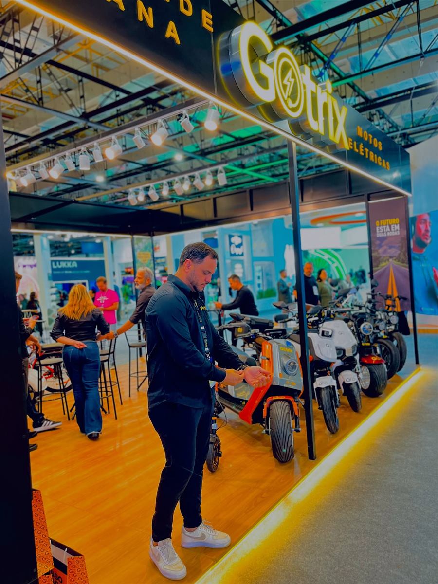 Kaio Costa no estande da Gotrix, com motos elétricas expostas