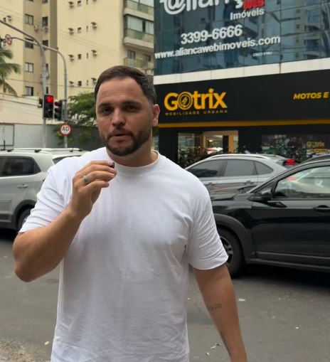 Kaio Costa em frente à loja Gotrix Mobilidade Urbana