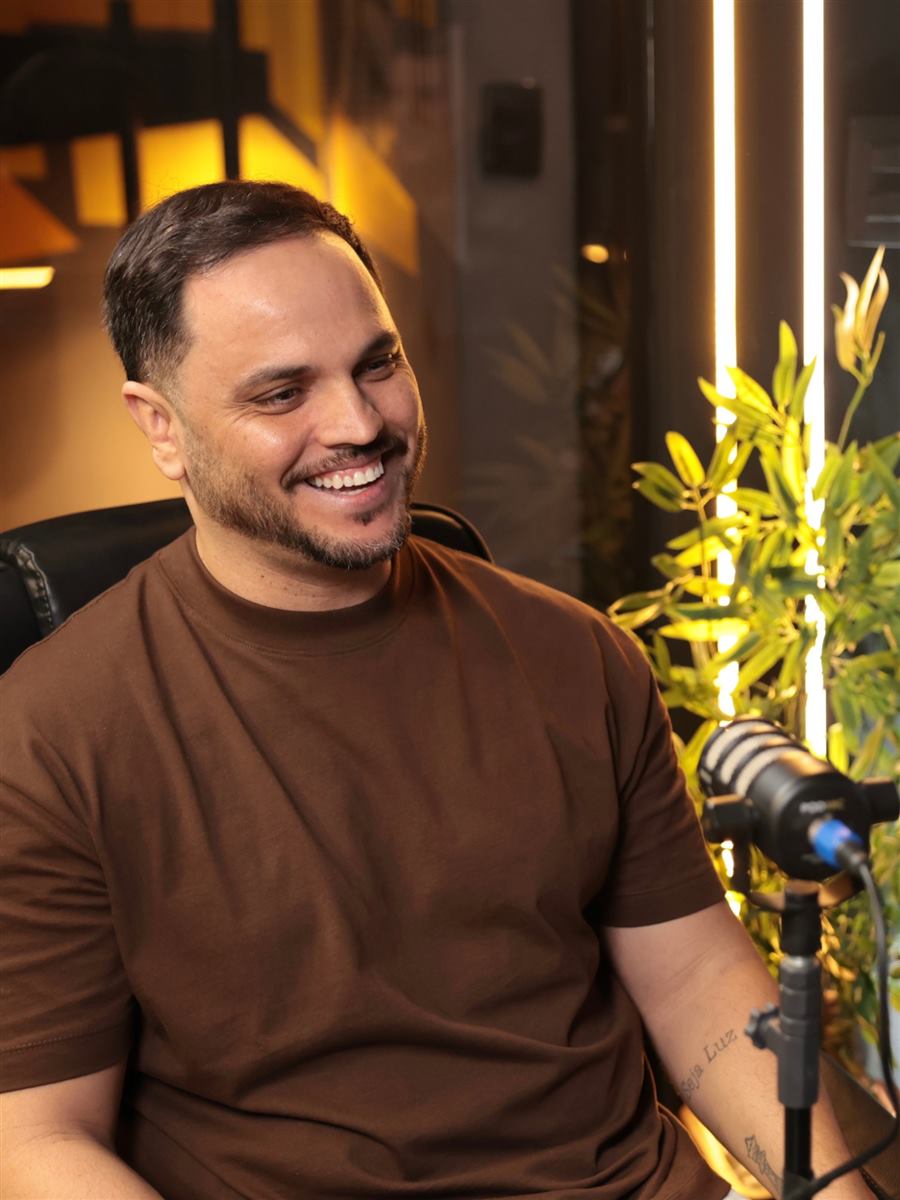 Kaio Costa falando em um podcast