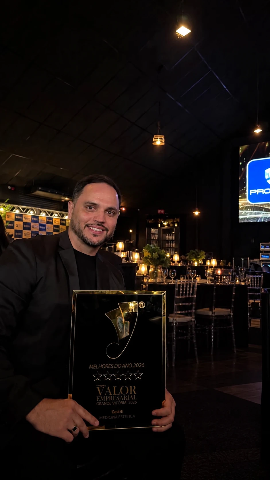 Kaio Costa com a placa Melhores do Ano 2026 do Valor Empresarial Grande Vitória