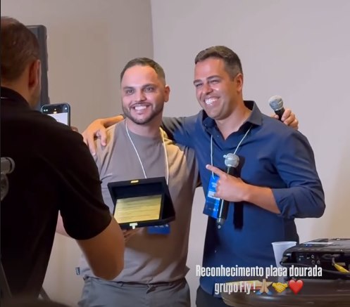 Kaio Costa recebendo a placa dourada de reconhecimento do grupo Fly