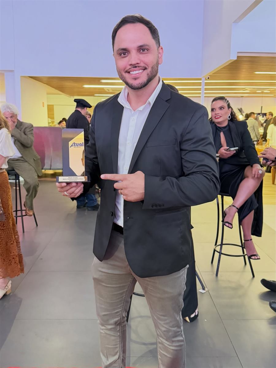 Kaio Costa segurando o troféu da Revista Atual